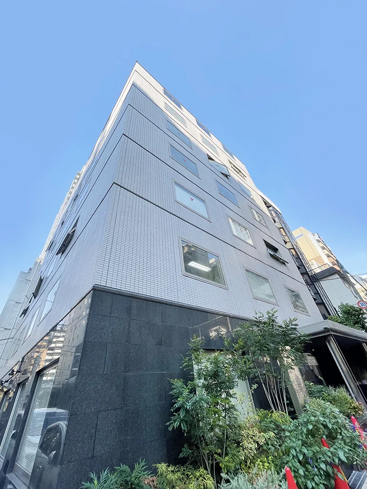 株式会社eeの事務所ビルの外観写真